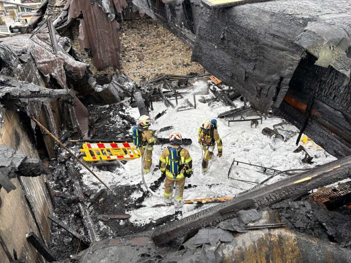 Nachlöscharbeiten nach Großbrand in Seefeld