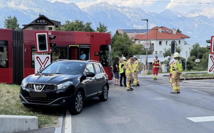 Verkehrsunfall: PKW gegen Bahn
